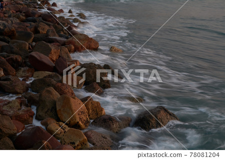 The waves bathe the rocks of the shore The waves bathe the rocks of the shore 78081204