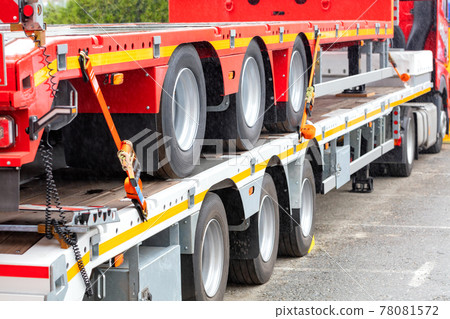 Long cargo vehicle platform, load securing and load holding with a belt. 78081572