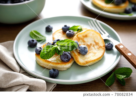 Banana pancakes with fresh blueberry Banana pancakes with fresh blueberry 78082834