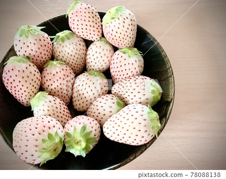 White strawberries on a black plate photo material White strawberries on a black plate photo material 78088138