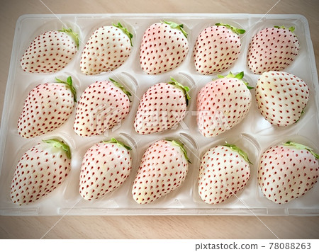 White strawberries arranged in plastic packs photo material White strawberries arranged in plastic packs photo material 78088263