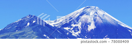 Avachinsky and Kozelsky volcanoes in Kamchatka in the autumn Avachinsky and Kozelsky volcanoes in Kamchatka in the autumn 78088409