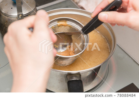 Women's hands making miso soup 78088484