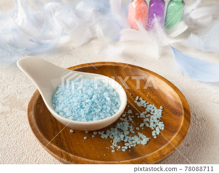 淺藍色浴鹽放在木板上 淺藍色浴鹽放在木板上 78088711
