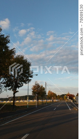 碧藍的田野和永遠前行的筆直路 78089130