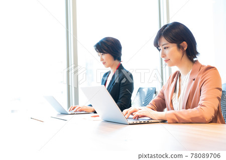 Middle and two young women working in the office Shooting cooperation "+ SHIFT NOGIZAKA" 78089706