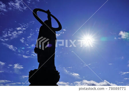 釋迦山山頂釋迦如來像與太陽的後視圖 78089771