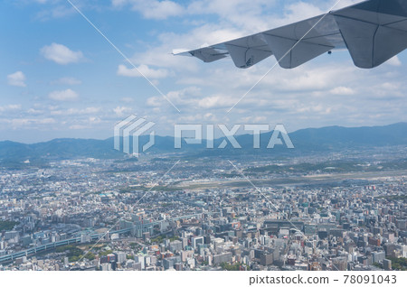 Landing at Fukuoka Airport 78091043