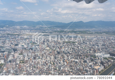 Landing at Fukuoka Airport 78091044
