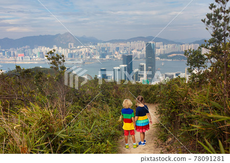 Family hiking in Hong Kong mountains 78091281