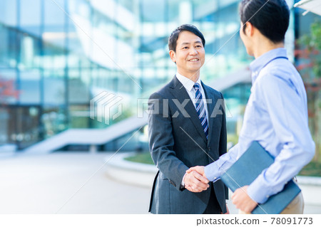 Middle-aged businessman shaking hands "LINK FOREST" 78091773