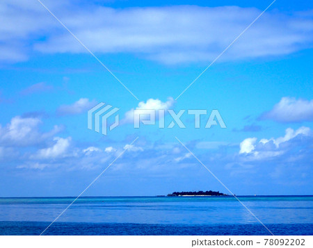 The sea of Maldives 78092202