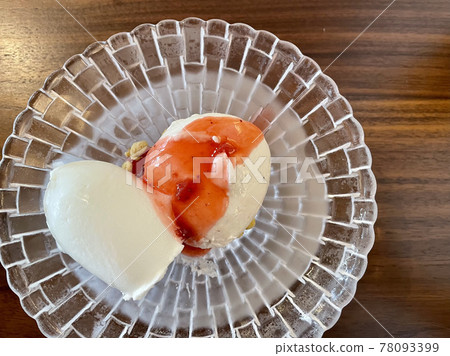 Rare cheesecake with gelato Scoop cake 78093399