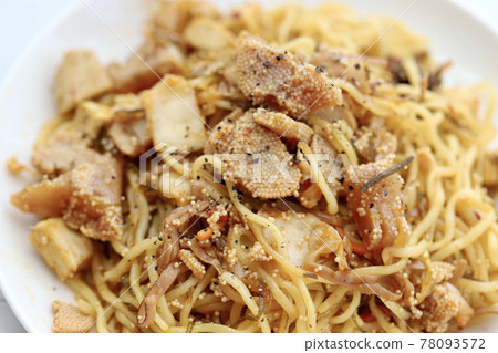 擺盤炒麵：泡菜鬆前泡菜醬油炒麵 78093572