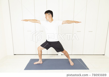 一個男人在伸展身體 78093889