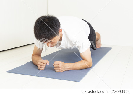 Men doing core training Men doing core training 78093904