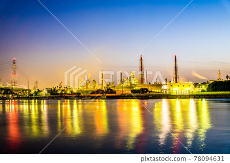 石津漁港的工廠夜景 78094631