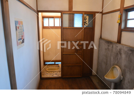 廉價公寓的共用廁所 78094849
