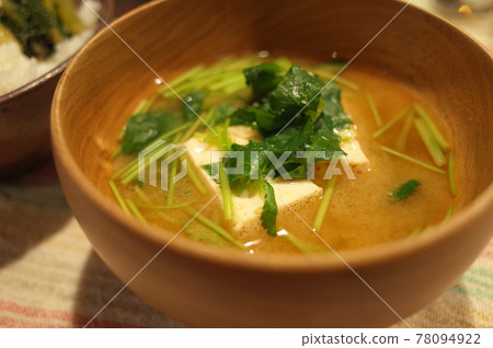 Miso soup with trefoil and tofu Miso soup with trefoil and tofu 78094922