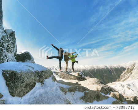 雪山和登山者的背影 雪山和登山者的背影 78095712