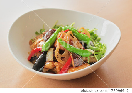 黑醋炒白魚和五顏六色的蔬菜 78096642