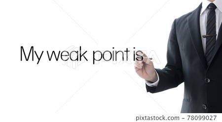 A businessman who writes down his weaknesses 78099027