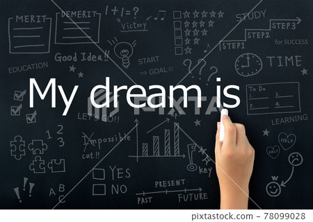 孩子們的手在黑板上寫下他們未來的夢想 孩子們的手在黑板上寫下他們未來的夢想 78099028