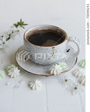 Cup with coffee and small meringues 78099241