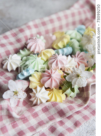 Close-up delicious meringue cookies pastel colors 78099250