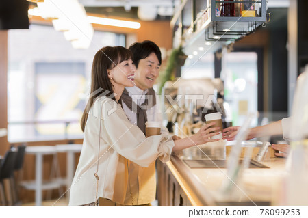 Middle couple cafe 78099253