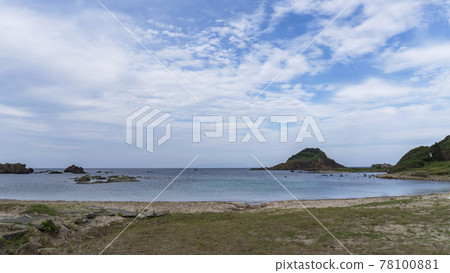 Tsumeki Island and the sea seen from the sandy beach of Tsumekizaki / Izu (Shimoda City, Shizuoka Prefecture) Tsumeki Island and the sea seen from the sandy beach of Tsumekizaki / Izu (Shimoda City, Shizuoka Prefecture) 78100881