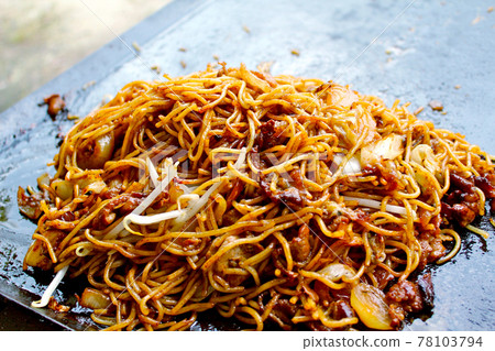 <Camping rice> Yakisoba cooked on an iron plate 78103794