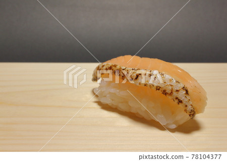 烤三文魚nigiri壽司 烤三文魚nigiri壽司 78104377