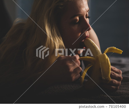 The blonde imitates oral sex and sucks a banana The blonde imitates oral sex and sucks a banana 78105400