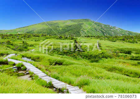 Road to the top of Echigo Hiragatake mountain 78106073
