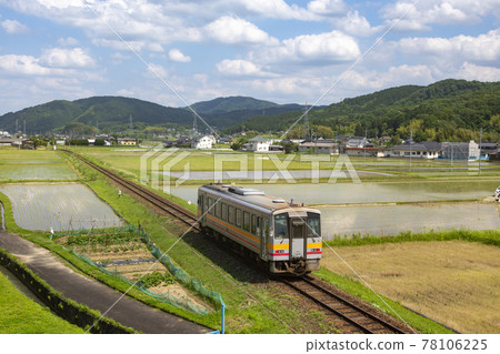 Take a picture of the Kishin Line near Road Station Kume on a sunny day 78106225
