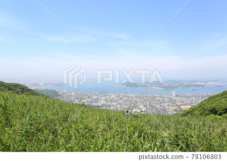 爬山時從頂部看到的景色 爬山時從頂部看到的景色 78106803