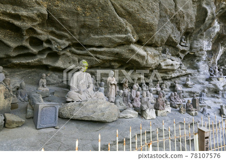 April, Kyonan-cho, Awa-gun, Chiba Prefecture, Mt. Nokogiri, Nihonji Temple, Rakan area, 1,500 Rakan-do 78107576