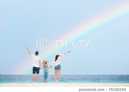 一家人在彩虹海灘上仰望天空 78108298