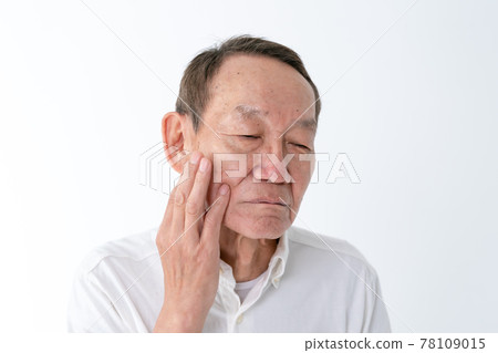 老人的臉和嘴 78109015