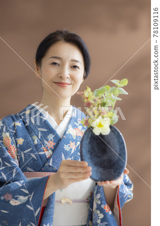 中和服女人花瓶 中和服女人花瓶 78109116