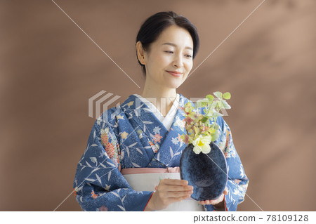 中和服女人花瓶 78109128