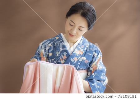 A woman in a kimono who puts a collar stay in a long undershirt 78109181