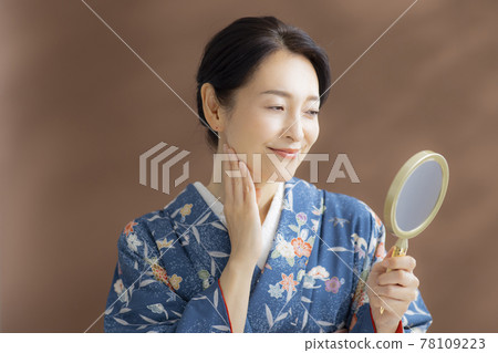 Middle kimono woman beauty 78109223