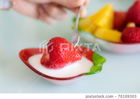 Eat Amaou with yogurt 78109303
