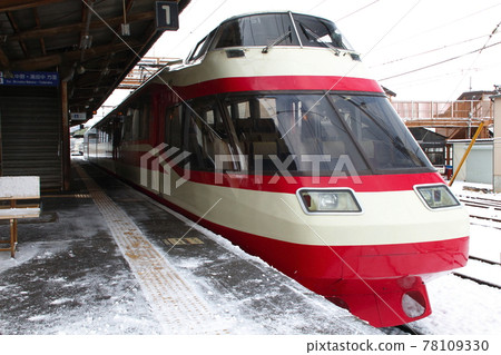 Nagano Electric Railway Nagano Line 1000 series in winter (Limited Express Yugemuri) Nagano Electric Railway Nagano Line 1000 series in winter (Limited Express Yugemuri) 78109330