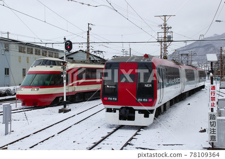 Nagano Electric Railway Nagano Line 1000 series in winter (Limited Express Yugemuri) Nagano Electric Railway Nagano Line 1000 series in winter (Limited Express Yugemuri) 78109364