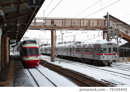 Winter Nagano Electric Railway Nagano Line 1000 series (Limited Express Yugemuri / Suzaka Station) 78109409