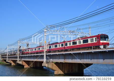 穿越京成本線中川大橋的京急1000系列 穿越京成本線中川大橋的京急1000系列 78110259