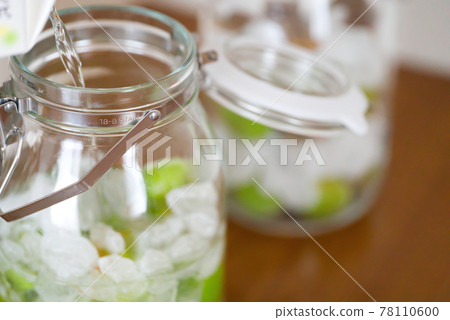 製作梅酒 | 將白酒倒入瓶容器中 製作梅酒 | 將白酒倒入瓶容器中 78110600